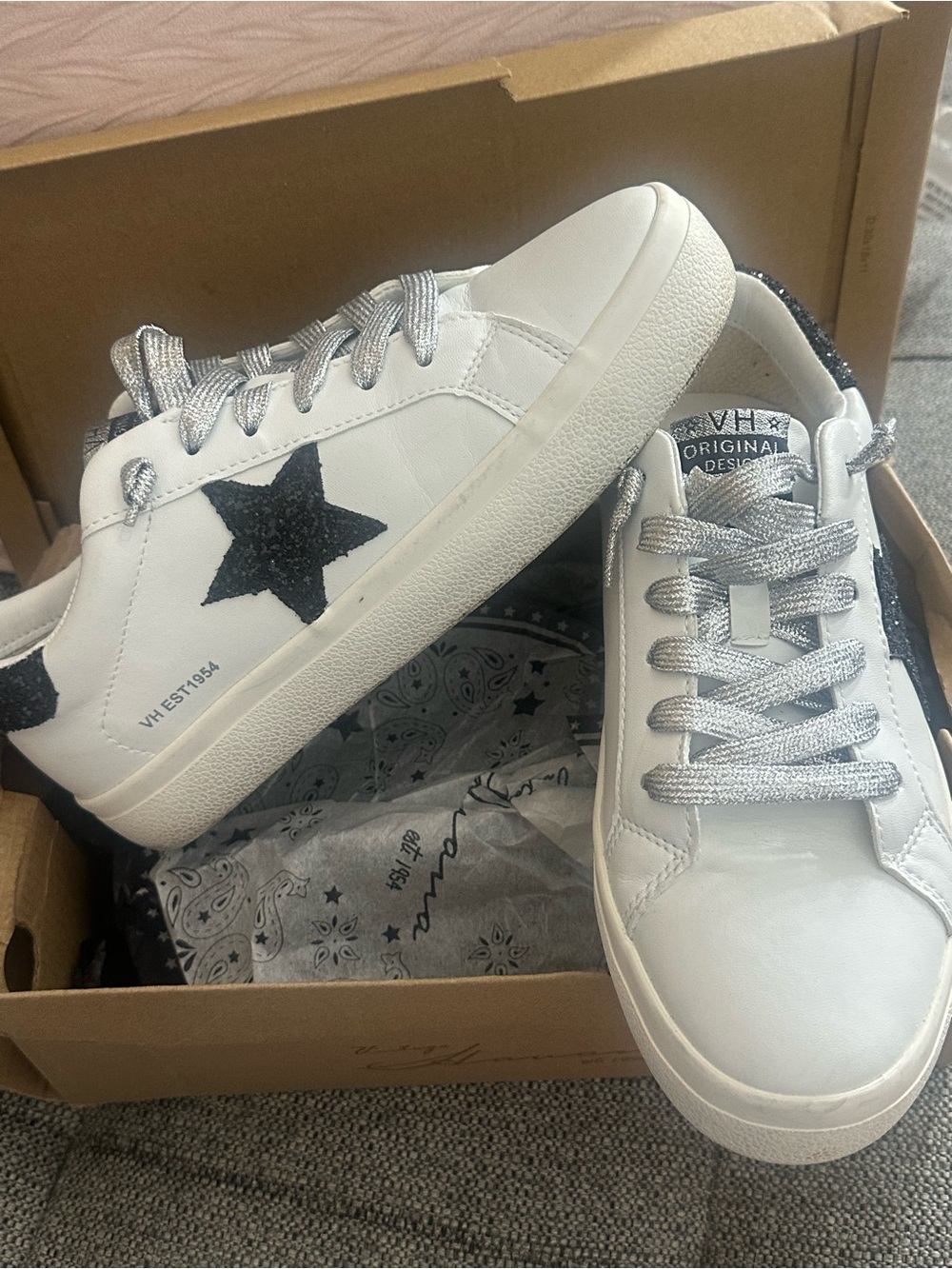 Vintage Havana White Leather Sneakers with Black Star and Silver Laces - Picture 5 of 7